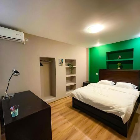 Апартаменты Cool Flat With Hot Tub In The Old Town Бухарест Экстерьер фото