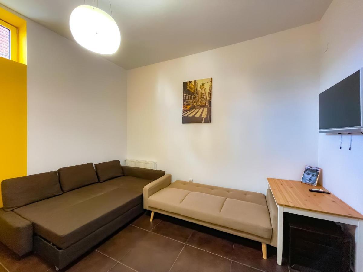 Апартаменты Cool Flat With Hot Tub In The Old Town Бухарест Экстерьер фото