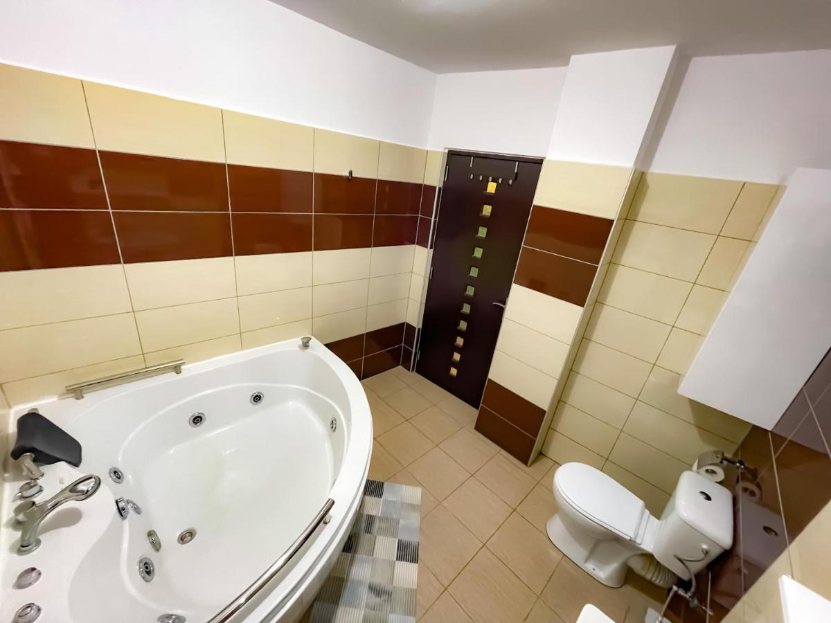 Апартаменты Cool Flat With Hot Tub In The Old Town Бухарест Экстерьер фото