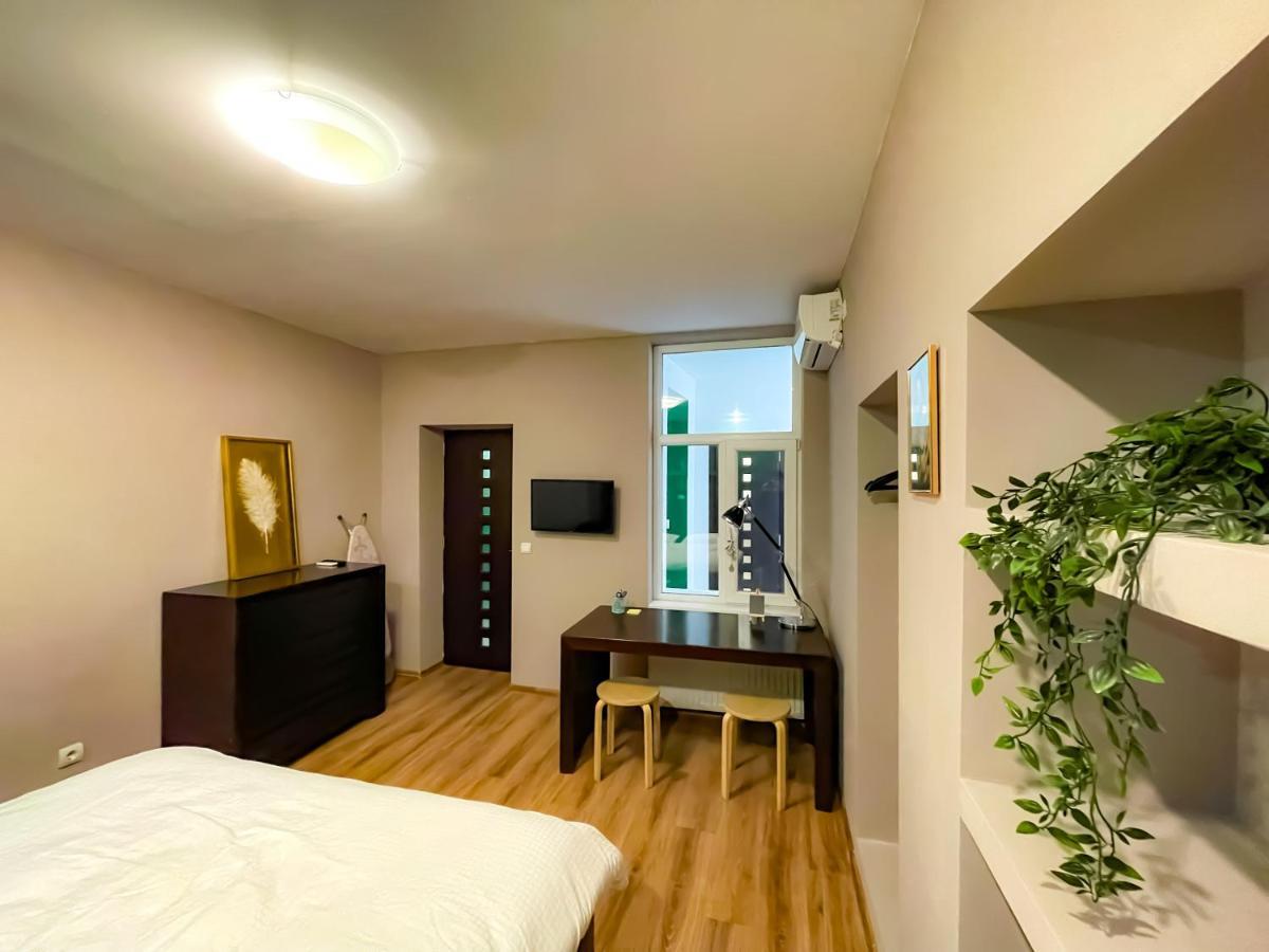 Апартаменты Cool Flat With Hot Tub In The Old Town Бухарест Экстерьер фото